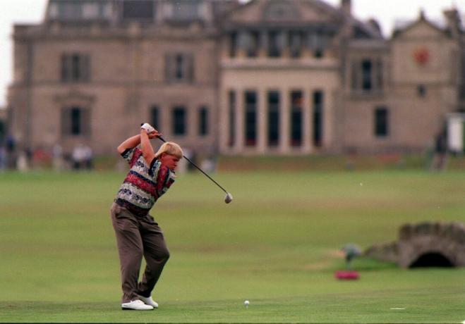 Johnas Daly'as 1995 m. „British Open“ varžybose užima 18 vietą St. Andrews stadione