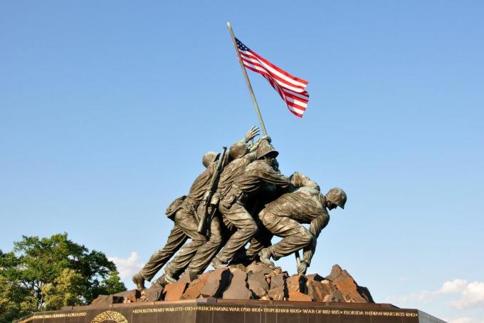 Izado de bandera en la estatua de Iwo Jima