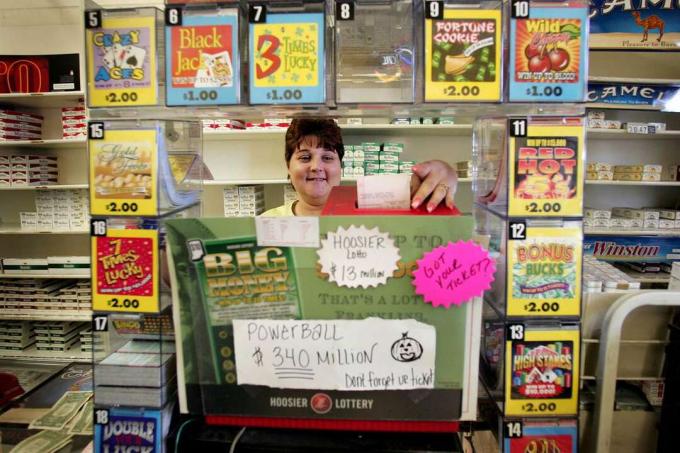 Immagine di un minimarket che vende vari biglietti della lotteria