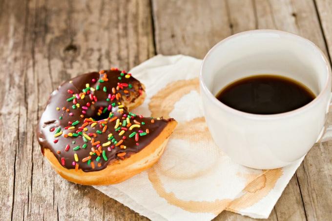 Une tasse de café et un beignet.