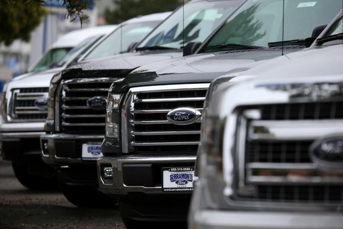 Las ganancias del primer trimestre de Ford caen debido a la fortaleza del dólar y las débiles ventas