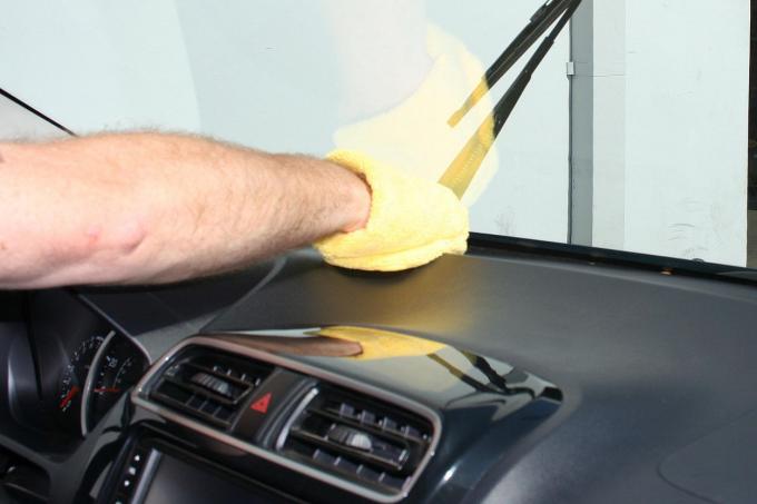 limpiar el parabrisas del coche con una toalla de microfibra
