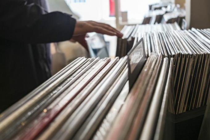 Buscando LP de vinilo en una tienda de discos
