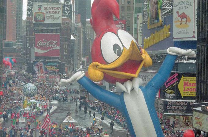 Balon Woody Woodpecker plutind prin Times Square