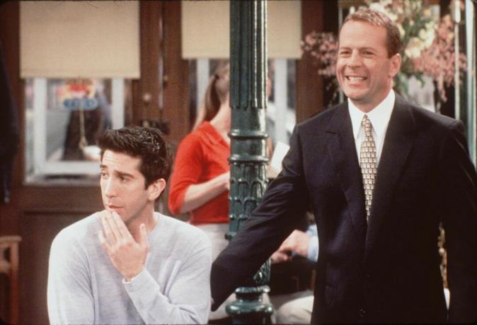 Brūss Viliss blakus Deividam Švimmeram filmas Draugi uzņemšanas laukumā.