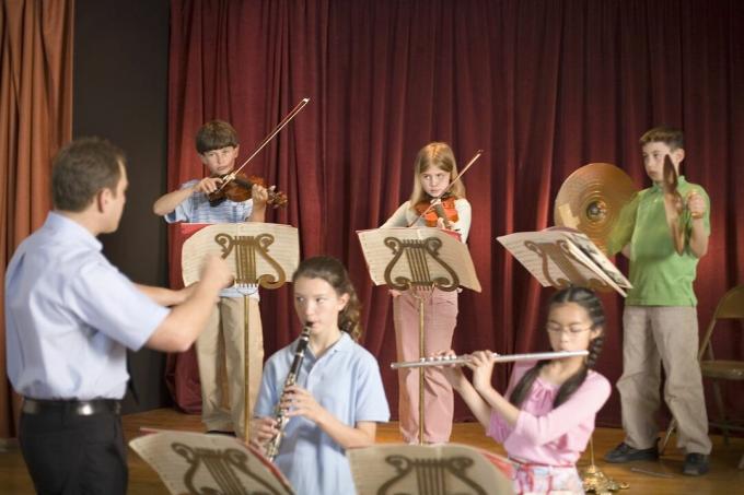 Guru musik mengajar orkestra sekolah