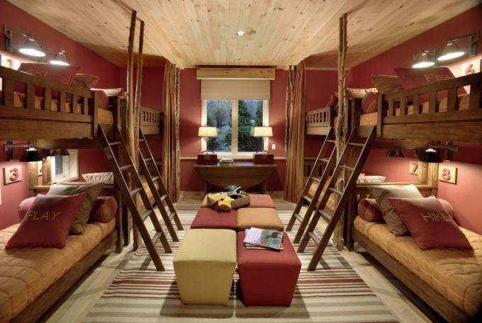 Zdjęcie sypialni w akademiku narciarskim w 2011 HGTV Dream Home.