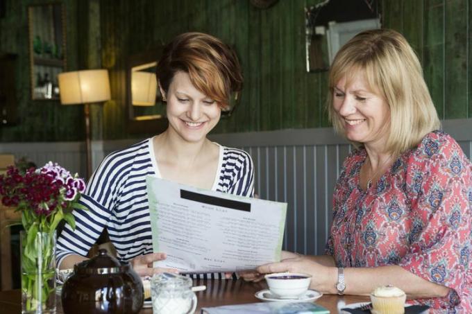 Madre e hija eligiendo comida en la cafetería