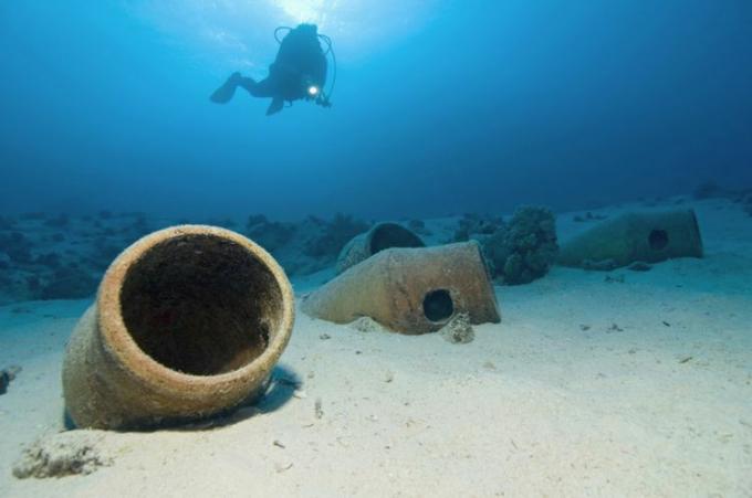 Płetwonurek badający urny na dnie oceanu