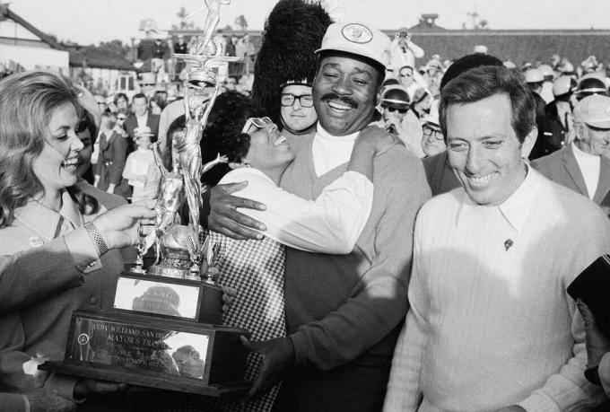 Пит Браун, первый темнокожий гольфист, выигравший PGA Tour, добавляет еще одну победу на San Diego Open 1970 года.
