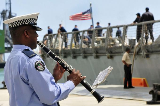 Maurīcijas policijas spēku orķestra dalībnieks spēlē klarneti.