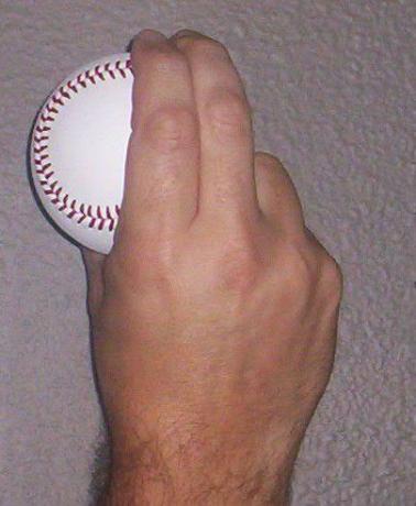 Fogja meg a labda külső harmadát, amikor csúszkát dob.