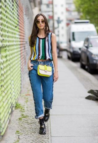 Mujer de moda de estilo callejero en jeans y top a rayas