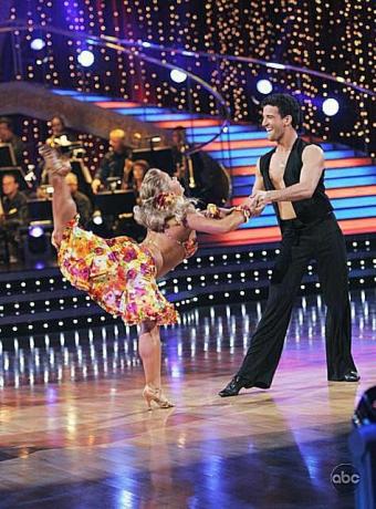 Olympijský gymnasta Shawn Johnson tančí s partnerem Markem Ballasem na Dancing with the Stars