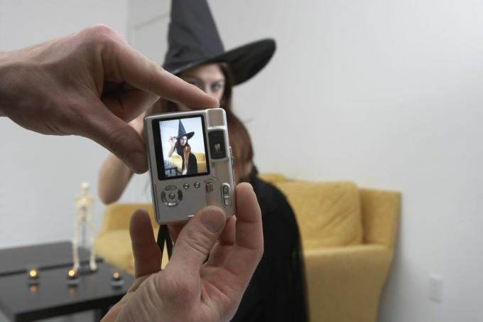 Osoba, ktorá fotografuje súťažnú fotografiu v kostýme Halloween