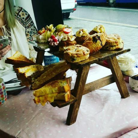 jedlo podávané na miniatúrnom piknikovom stole