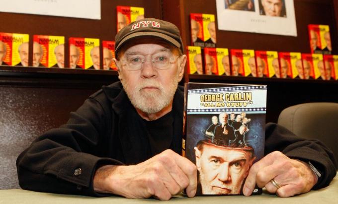George Carlin podpisuje kopie swojej nowej książki „All My Stuff”