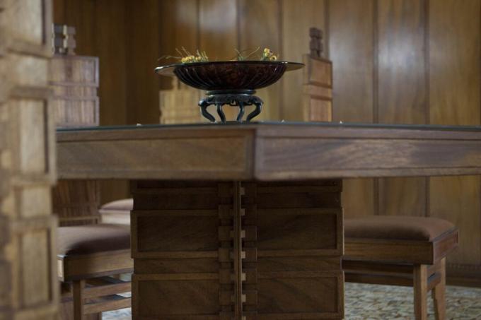 detailní fotografie dřevěného stolu a židlí