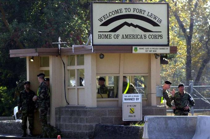 TACOMA, WA – SPALIO 24 d.: Kareiviai budi prie įėjimo į Fort Lewis 2002 m. spalio 24 d. Tacomoje, Vašingtone.
