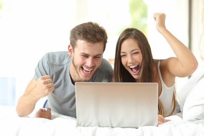 Evde bir dizüstü bilgisayar ile mutlu evlilik kazanan