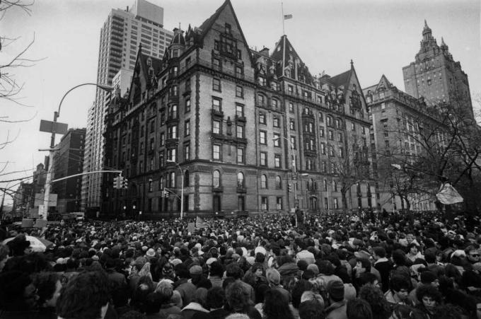 Des foules se rassemblent devant la maison de John Lennon