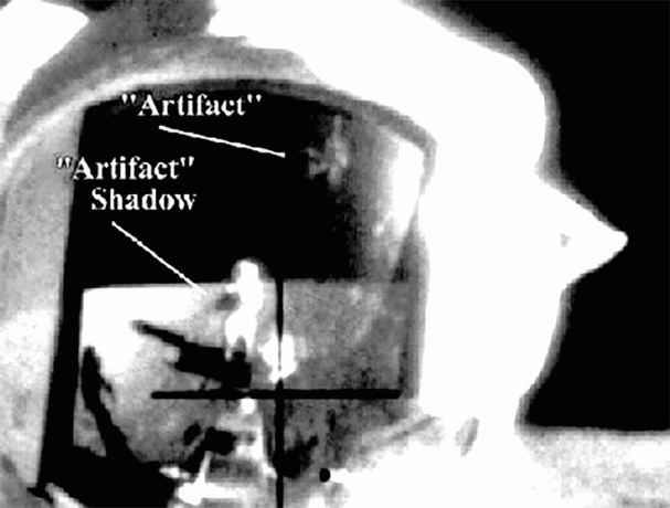 Um reflexo estranho no capacete de um astronauta da Apollo 12.
