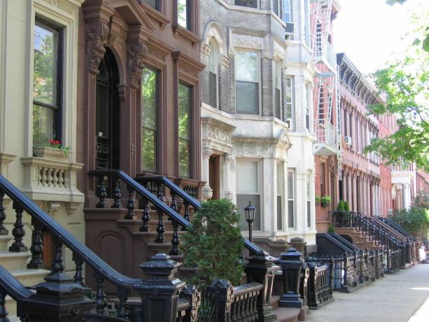 Znamenite kuće u nizu iz 19. stoljeća, uključujući smeđe kamene ploče u povijesnoj četvrti Greenpoint, Brooklyn.