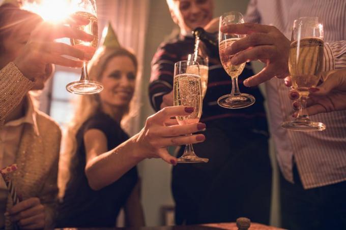 Les gens qui trinquent à la nouvelle année avec du champagne ne devraient pas trop boire lors d'une fête de bureau.