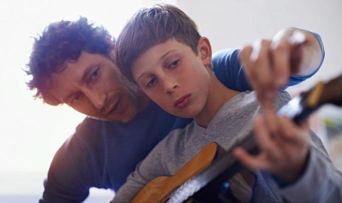 babasıyla gitar öğrenen çocuk