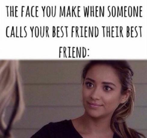 Mulher parecendo chateada com o texto: a cara que você faz quando alguém chama seu melhor amigo de melhor amigo: