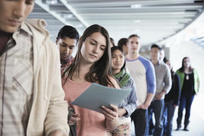 Grand groupe d'étudiants faisant la queue