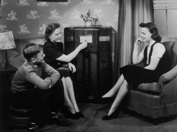 starinska fotografija obitelji koja zajedno sluša radio