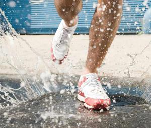 अपने जूतों को पानी के नुकसान से कैसे बचाएं