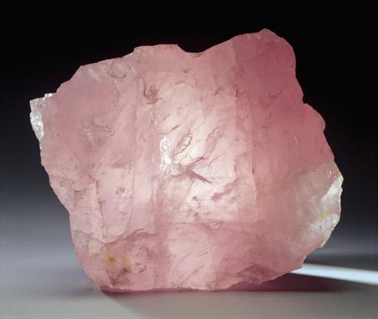Primer plano de una roca de cuarzo rosa