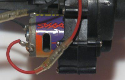 מנוע חשמלי בחלק האחורי של Traxxas Rustler