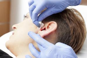 Hur du förhindrar att dina öron blir infekterade av örhängen