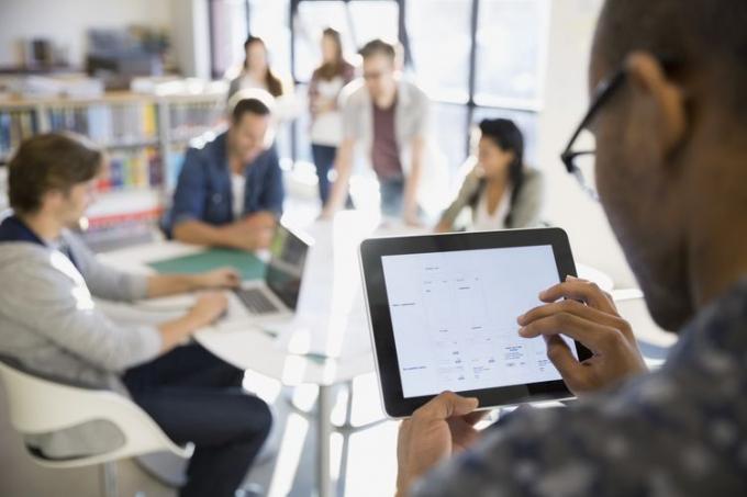 Affärsman som använder digital tablet i möte
