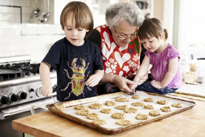 Babica in vnuki (3 +2 leti) pečejo