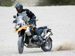 Cómo conducir una motocicleta en la tierra