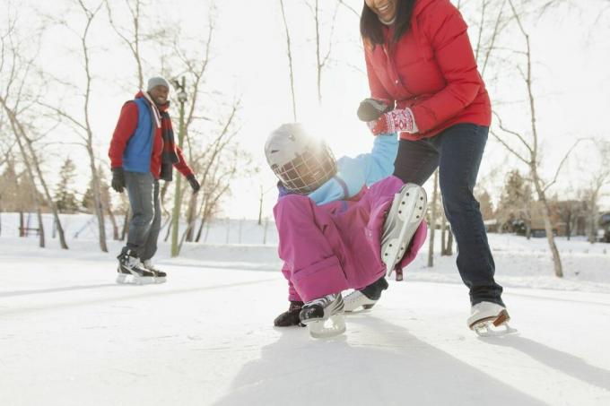 屋外での家族のアイススケート