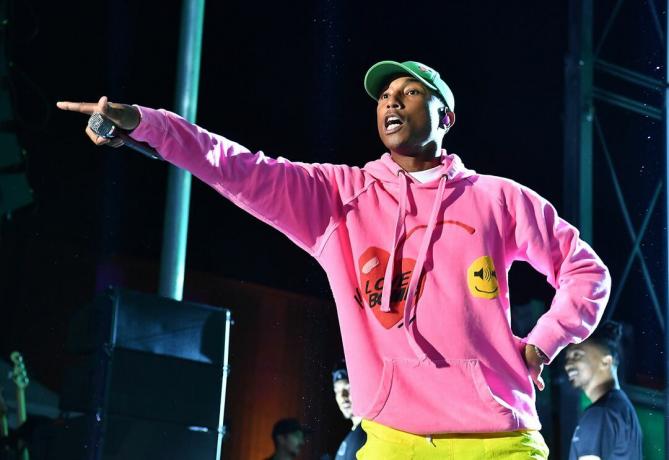 N.E.R.D의 Pharrell Williams가 2018 AfroPunk Festival Atlanta에서 콘서트에서 공연합니다.