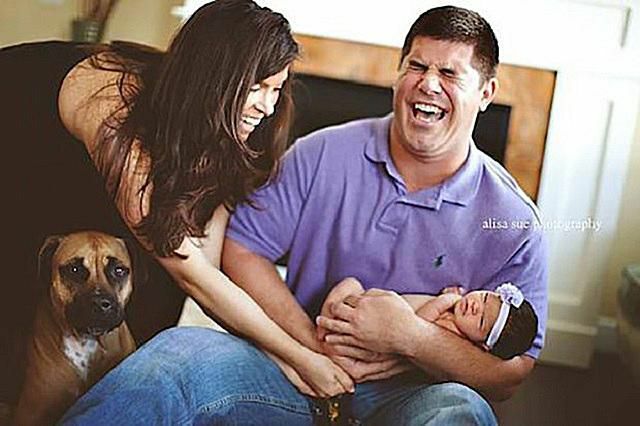 manželský pár s pooping dítě a pes