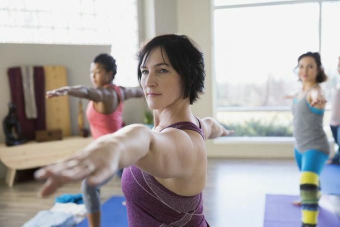 Mujeres haciendo yoga en un estudio.