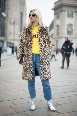 Pouliční styl v kabátě s leopardím vzorem a džínách se syrovým lemem