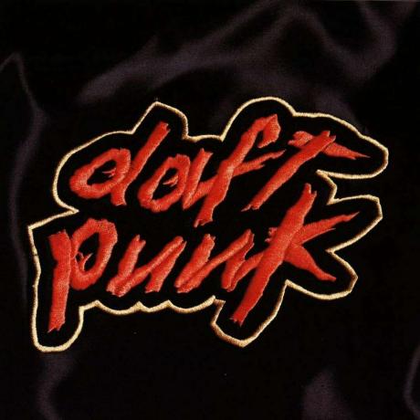 Logotipo de Daft Punk bordado sobre tela de seda negra.