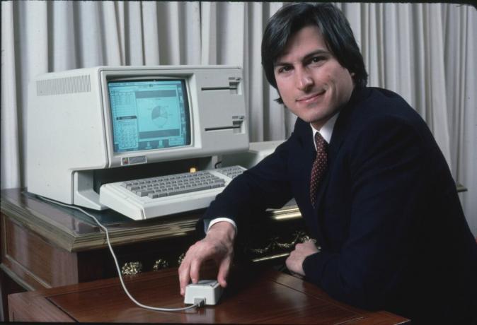 Computadora Apple Chrmn. Steve Jobs w. nueva computadora LISA durante la vista previa de prensa.