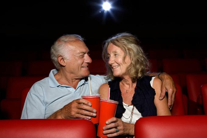 Starejši par v kinu