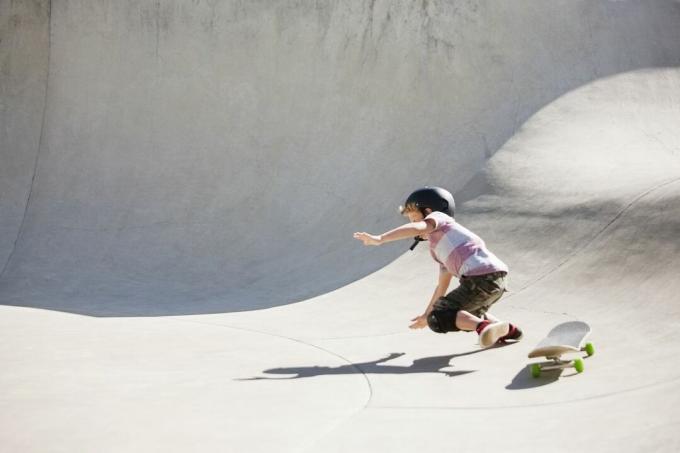 Dreng falder på skateboardrampe
