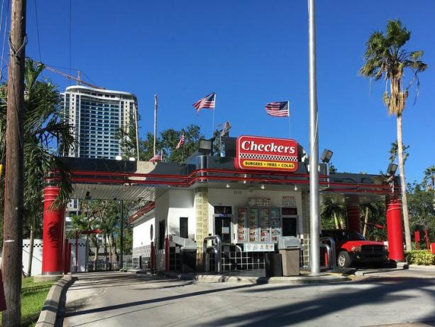 Fuera del escaparate de un restaurante Chequers