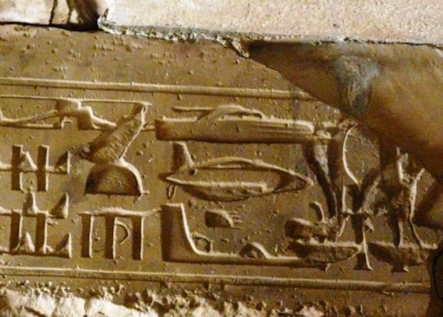 Gamle egyptiske heiroglyffer, der appellerer til at vise moderne fly.